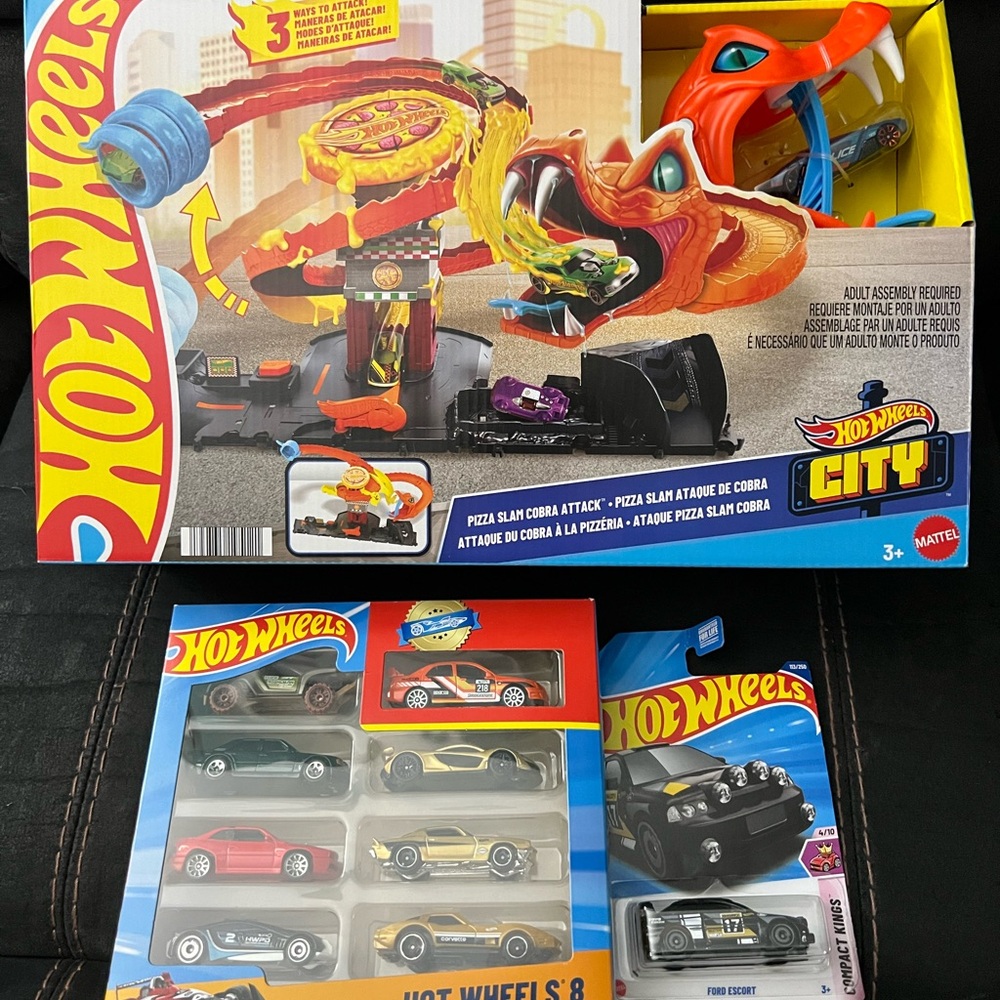 Hot Wheels Pizza Slam Cobra Attack Track Set with Cars